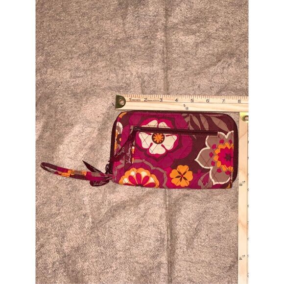 LARGE SPACIOUS VERA BRADLEY Retired Floral Pattern Women's Wallet with Wrist Str - Picture 3 of 7